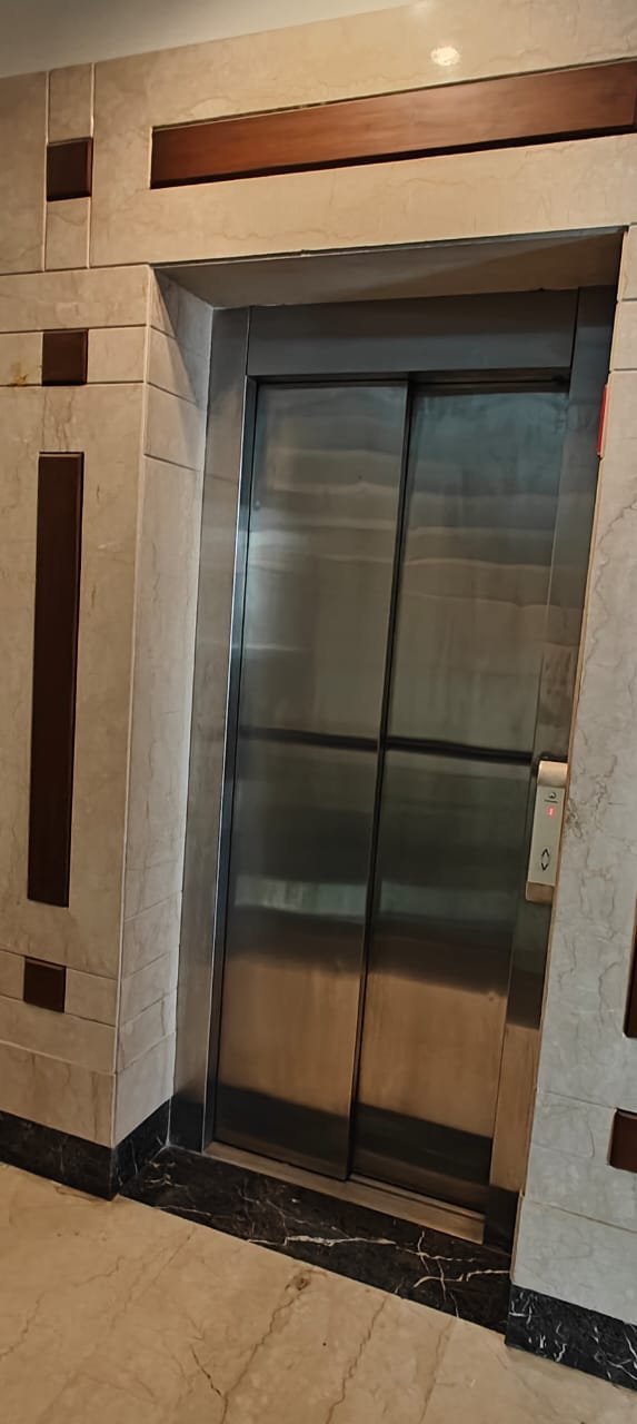 5BHK Kothi DLF Phase 1 , SemiFurnished is available for rent